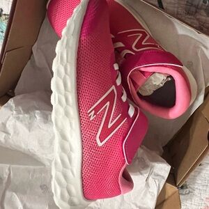 New Balance 520v8 bungee lace pink tennis shoes